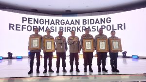 Lima Kapolres Lampung photo bersama Kapolda Lampung Tengah Irjen Pol Helmy Santika usai menerima penghargaan dari Kapolri Jendral Listyo Sigit Prabowo /Photo Ist